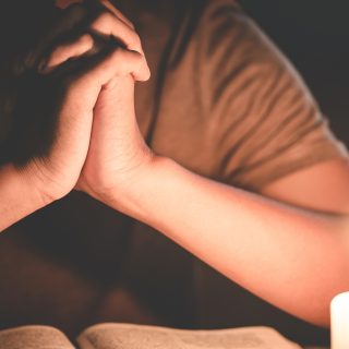 Deus olha com ternura, encoraja e ampara a verdade humilde do teu primeiro passo