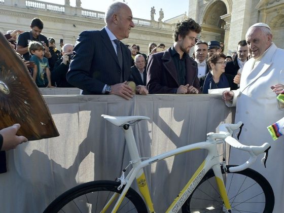 Leilão desportivo organizado pelo Vaticano rendeu 95 mil euros