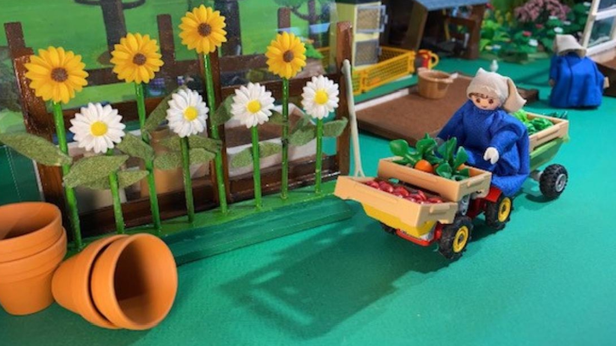 Monjas falam às crianças (e adultos) da sua vocação e vida diária com figuras Playmobil