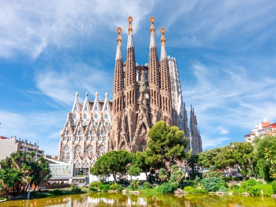 Basílica da Sagrada Família: Arte e espiritualidade das torres dos evangelistas iluminadas pela primeira vez