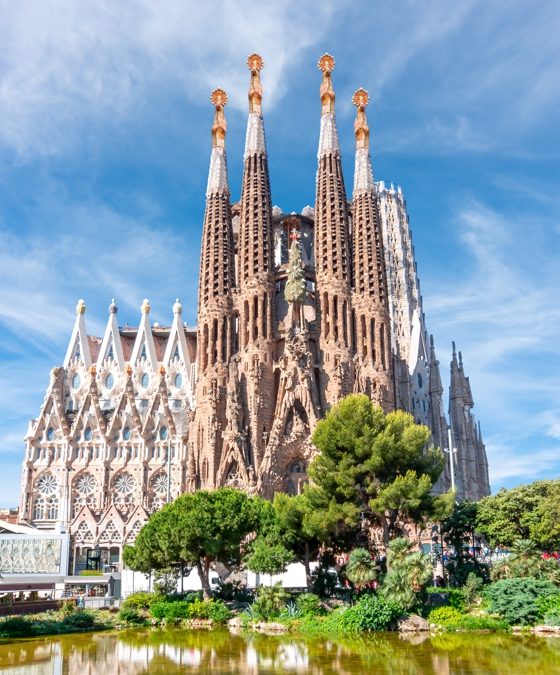 Basílica da Sagrada Família: Arte e espiritualidade das torres dos evangelistas iluminadas pela primeira vez