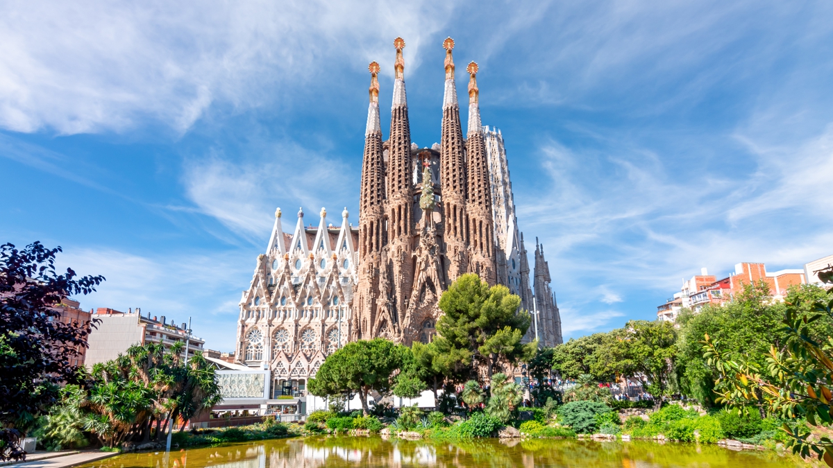 Basílica da Sagrada Família: Arte e espiritualidade das torres dos evangelistas iluminadas pela primeira vez