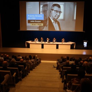 Teologia deve trabalhar «na fronteira com outras perspetivas da realidade»