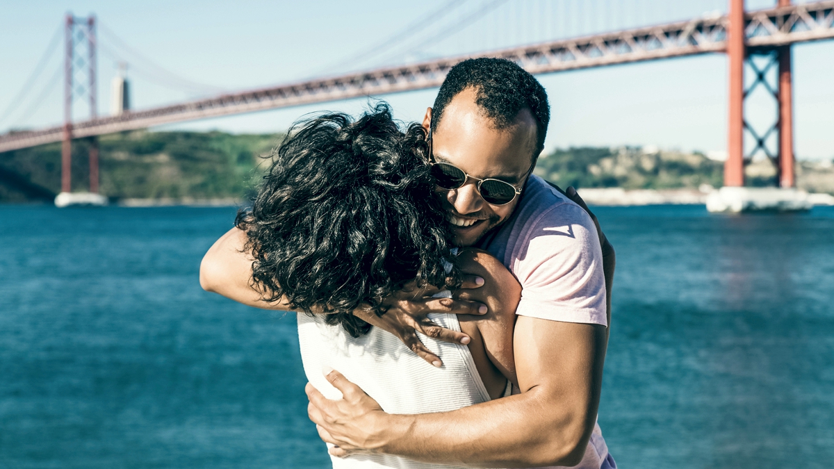 Voltar a usar mãos e corpo para viver a comunicação como obra de arte