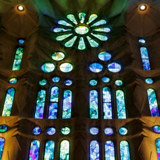 Arquitetura: Portas abertas do templo para a praça